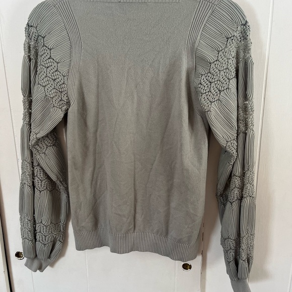 Sioni Milano Gray Pleated V-Neck Woman’s Sweater With Lacey Textured Sleeves - Picture 3 of 8